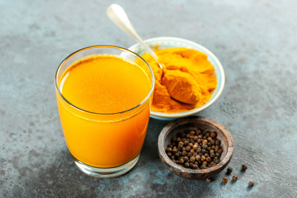 Turmeric with water and black pepper. Healthy eating - Foto, imagen