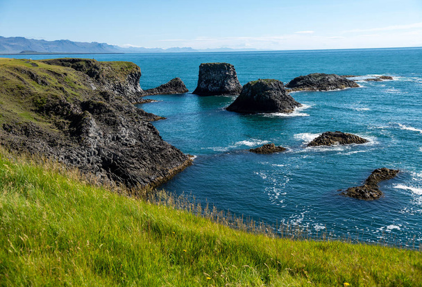 スネイフェルスのアルナルスタピとヘルナルの間の崖,西アイスランド - 写真・画像