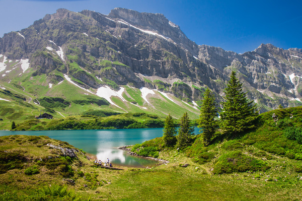Escursioni intorno al lago Truebsee nelle Alpi svizzere, Engelberg, Svizzera centrale
 - Foto, immagini