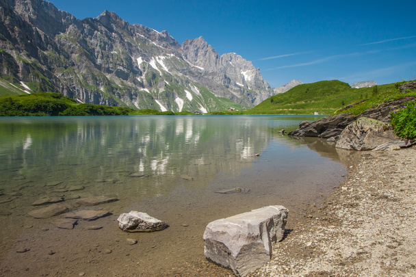 Піші прогулянки навколо озера truebsee у швейцарських Альпах, Енгельберг, Центральної Швейцарії - Фото, зображення