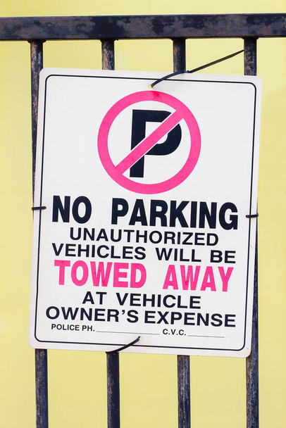 Nessun segnale di parcheggio non autorizzato su barre metalliche di recinzione
 - Foto, immagini