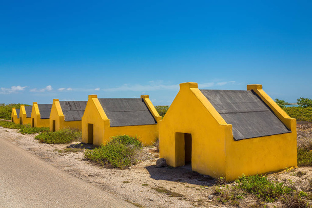 Reihe gelber Sklavenhäuser an der Küste von Bonaire - Foto, Bild