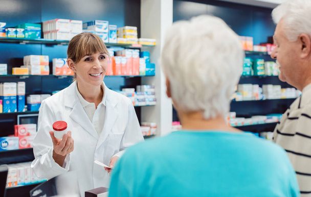 Lékárna doporučovat starším pár drogy ve své lékárně - Fotografie, Obrázek