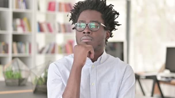 Pensativo empresario africano Pensando en la idea, lluvia de ideas
 - Imágenes, Vídeo