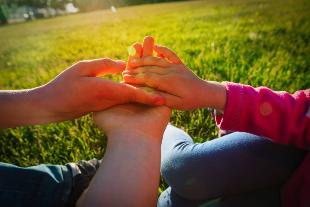 mãos de família mãe, filho e filha ao pôr do sol, parentalidade
 - Foto, Imagem