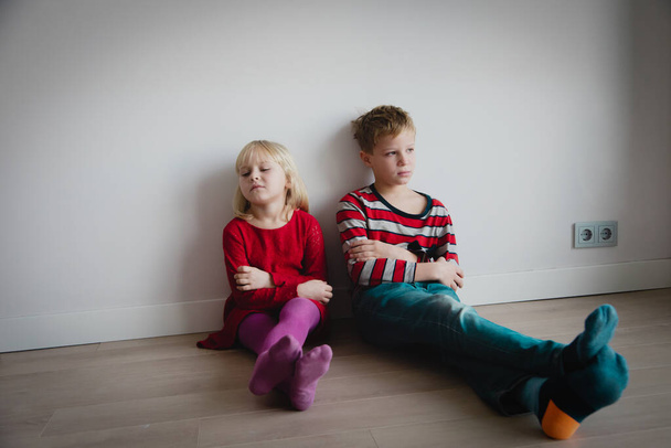 Bruder und Schwester reden nicht, Kinder ignorieren einander, Geschwisterrivalität - Foto, Bild