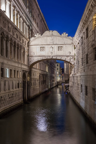 słynny most Westchnień w Wenecji Wenecja miasta w nocy, Włochy. Tradycyjna ulica Wenecji o zmierzchu. - Zdjęcie, obraz