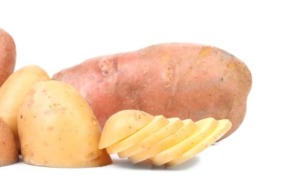 Ripe potatoes and slices - Foto, afbeelding