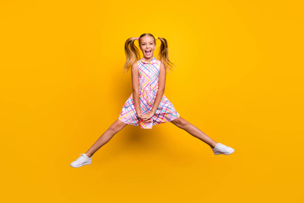 Фотографія веселої дівчинки-стрибунки на повну довжину насолоджуйтесь радісним відпочинком розслабтеся крик одягайте модне взуття, ізольоване на яскравому кольоровому фоні
 - Фото, зображення