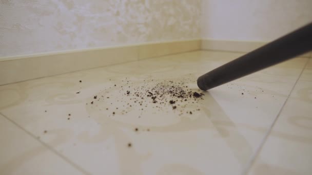 Женщина с помощью пылесоса для очистки плитки в интерьере дома
 - Кадры, видео