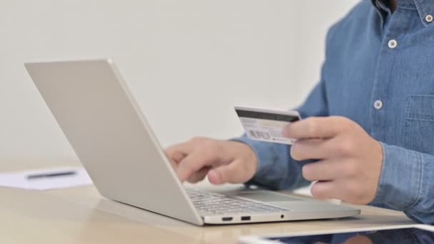 Zamknięcie płatności online Sukces na laptopie - Materiał filmowy, wideo