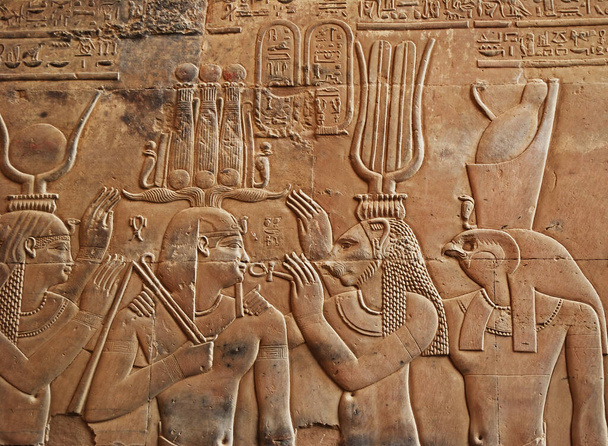 Kom Ombo tapınağının içindeki Antik Mısırlı hyeroglifler. Mısır - Fotoğraf, Görsel