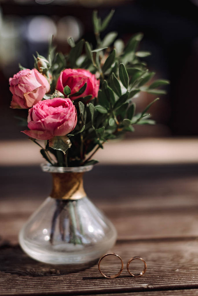 小さな花瓶に柔らかいピンクのバラ - 写真・画像