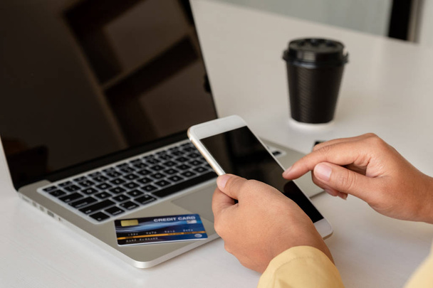 Jovencita utilizar tarjetas de crédito y teléfonos inteligentes para las compras en línea y hacer pagos a Internet
. - Foto, imagen