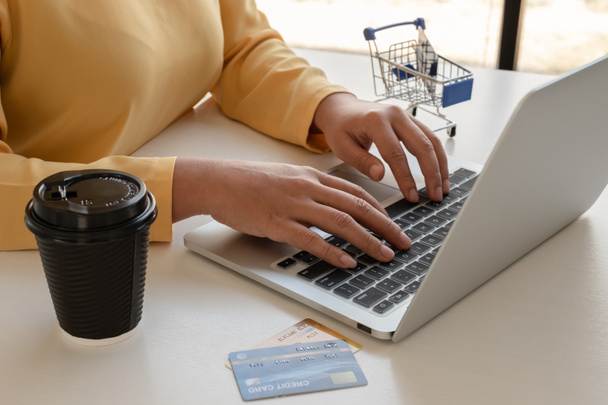 Joven uso de tarjetas de crédito y computadoras portátiles para las compras en línea y hacer pagos por Internet
. - Foto, imagen