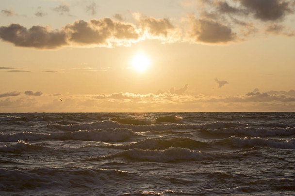 Coucher de soleil sur la mer Baltique. Eaux du port de Klaipeda, Lituanie. - Photo, image