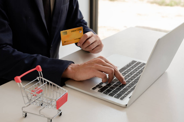 Бізнесмени використовують кредитні картки та ноутбуки для онлайн-покупки та здійснення платежів міжміських
. - Фото, зображення