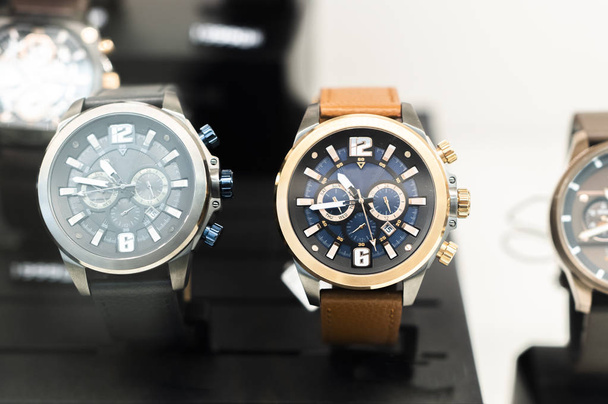  Drogi zegarek jest wyświetlany na sprzedaż w luksusowym sklepie. - Zdjęcie, obraz