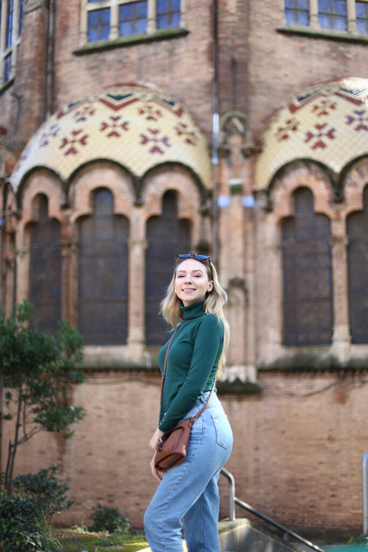 Caucasienne jolie fille debout près de vieux bâtiment en Europe
. - Photo, image