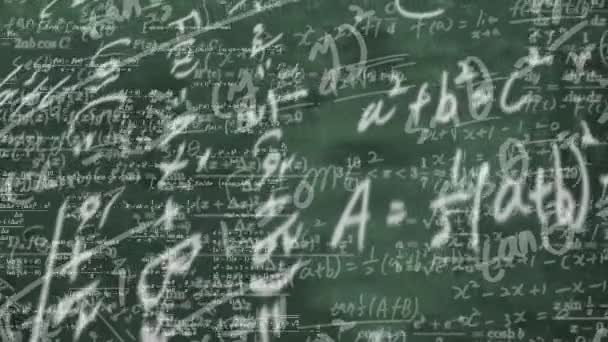 Ένας πίνακας γεμάτος μαθηματικούς τύπους. εκπαιδευτικό υπόβαθρο έννοιας - Πλάνα, βίντεο