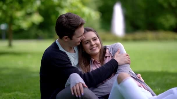 Erwachsenes Paar zu einem entspannten Date im Park - Filmmaterial, Video