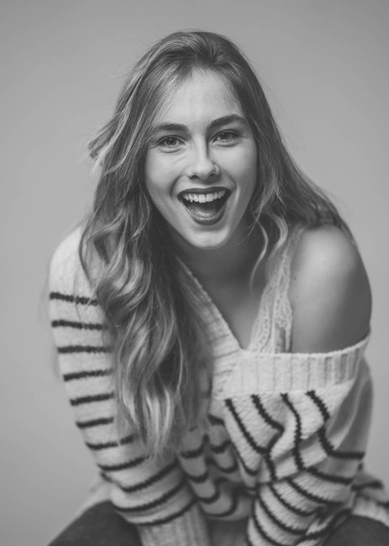 Portrait of teenager woman with perfect skin and long blond hair looking natural and beautiful. Black and white fashion art studio image of a female model in Fashion, beauty and advertising concept. - Foto, immagini