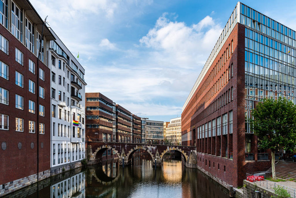 ハンブルクのブリヘンフリート運河の風景 - 写真・画像