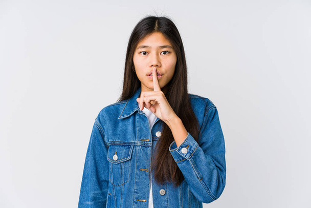 Молодая азиатка хранит тайну или просит тишины
. - Фото, изображение