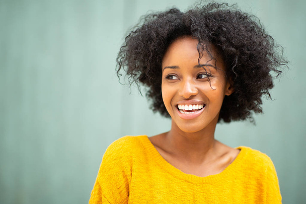 Lähikuva muotokuva kaunis nuori musta nainen hymyilee ja vilkaisu
 - Valokuva, kuva