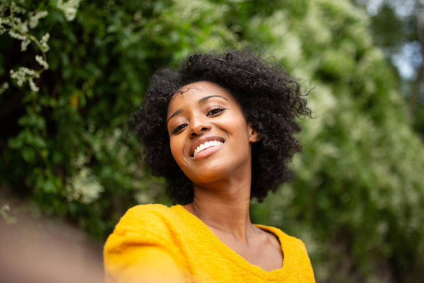 Close up portrait smiling young african american woman taking selfie outdoors - Zdjęcie, obraz