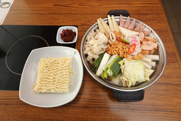 Korea Food in Restaurant sul tavolo di legno, pentola calda kimchi con brodo di salsa piccante vegetale istantaneo
 - Foto, immagini