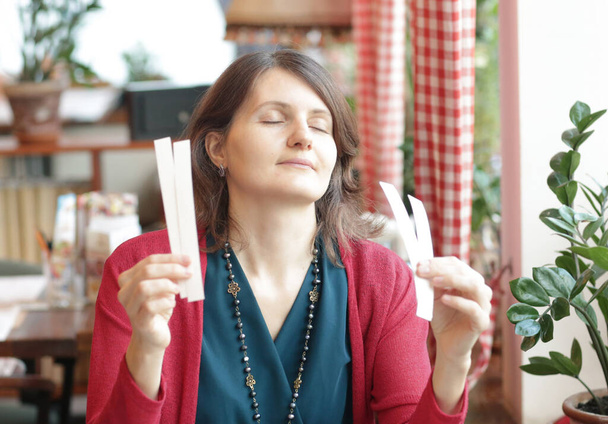 νεαρή γυναίκα στο καφέ με το σετ τσαγιού αρώματα μυρωδιά με blotter κοντινό πλάνο φωτογραφία - Φωτογραφία, εικόνα
