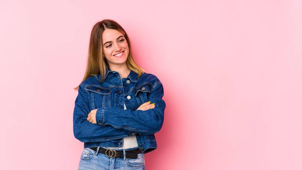 Young caucasian woman isolated on pink background smiling confident with crossed arms. - Zdjęcie, obraz