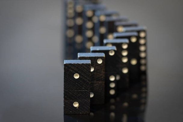 Musta vintage domino mustalla pohjalla, valikoiva painopiste
 - Valokuva, kuva