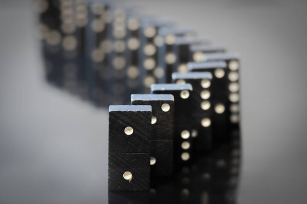 Schwarze Vintage-Dominosteine auf schwarzem Hintergrund, selektiver Fokus - Foto, Bild