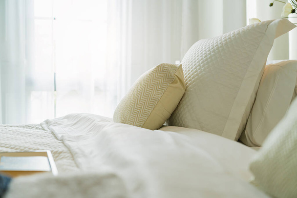 Закрыть белый бежевый мягкие подушки на кровати и одеяло спальня дизайн интерьера concept.bed горничной роскошные идеи концепции - Фото, изображение