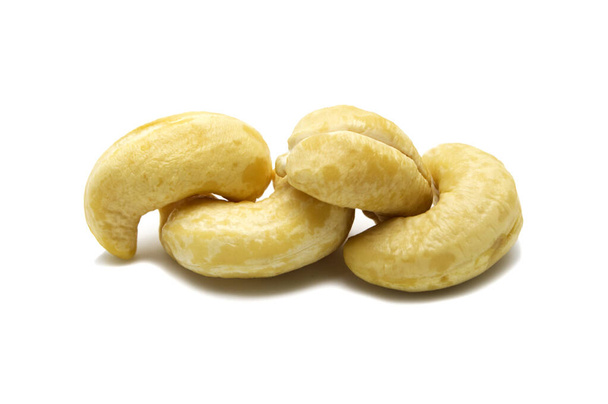 Cashewpähkinä suolainen paahdettu elintarvikkeiden ainesosa luonnollinen eristetty valkoisella pohjalla
. - Valokuva, kuva