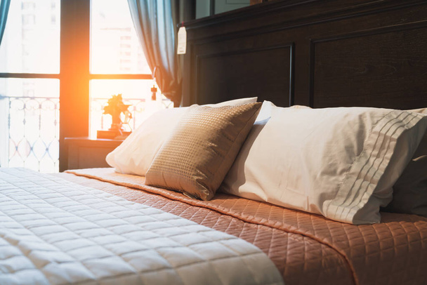 zbliżenie biały beżowy miękkie poduszki na łóżko i koc sypialnia wnętrze design concept.bed pokojówka luksusowe pomysły koncepcja - Zdjęcie, obraz