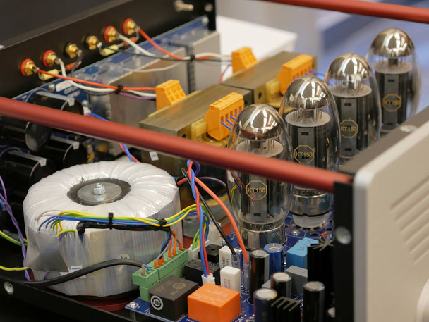 Vacuum tube amplifier with electric power supply. Stereo Audiophile equipment for faithful sound recording. - Foto, Imagem