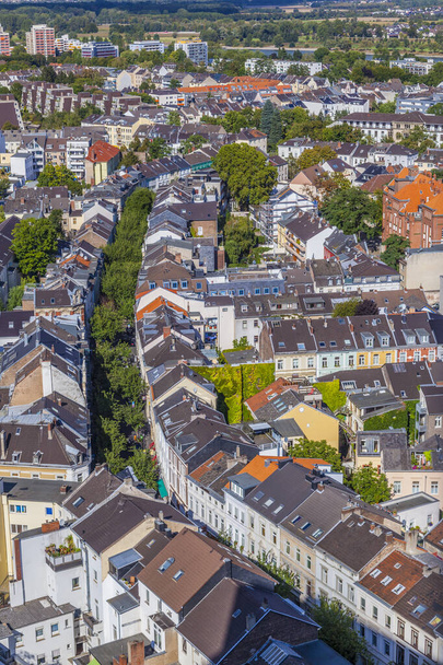 antenne van Bonn, de voormalige hoofdstad van Duitsland met bomen lijnen straat - Foto, afbeelding