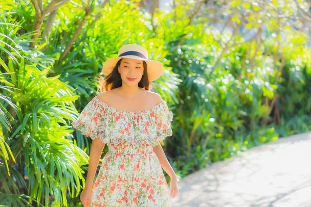 Retrato bonito jovem asiático mulher andando com feliz desfrutar ao redor jardim ao ar livre vista - Foto, Imagem