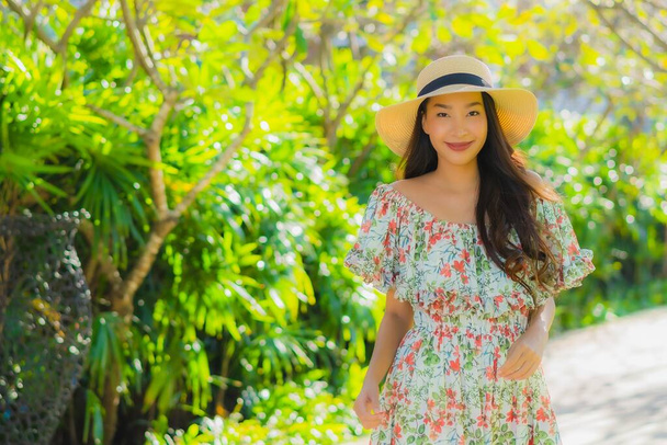 Portret piękna młoda azjatycka kobieta spacery z szczęśliwy cieszyć się wokół odkryty widok na ogród - Zdjęcie, obraz