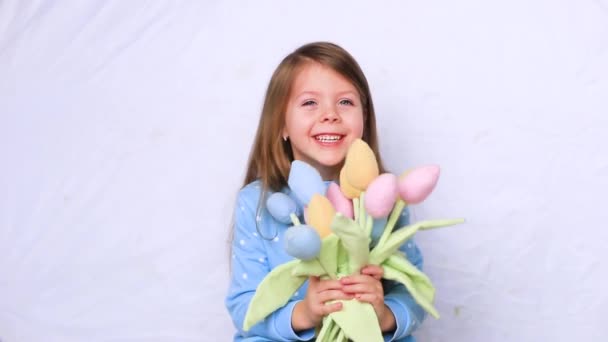 söpö pieni tyttö kukkia - Materiaali, video
