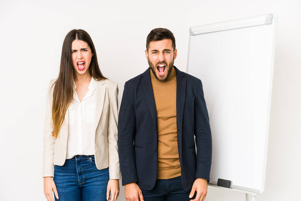 Giovane caucasico business coppia isolato urlando molto arrabbiato e aggressivo
. - Foto, immagini