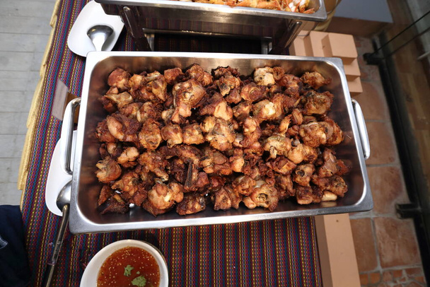 Deep Fried Chicken with Turmeric, Thai salty Food in Buffet Catering Plate klaar om te eten, groepsvergadering, conferentie voor luch en diner, top view food fotografie - Foto, afbeelding