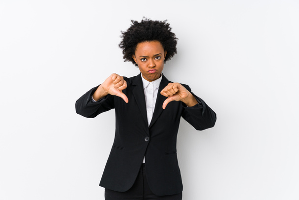 Μεσήλικας αφροαμερικανίδα επιχειρηματίας σε ένα λευκό φόντο απομονωμένη δείχνοντας τον αντίχειρα προς τα κάτω και εκφράζοντας αντιπάθεια. - Φωτογραφία, εικόνα