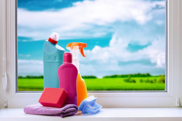 Objekte und Reinigungschemikalien für die Reinigung: das Konzept des Frühjahrsputzes. - Foto, Bild