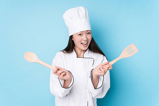 Νεαρή γιαπωνέζα σεφ μαγειρεύει - Φωτογραφία, εικόνα