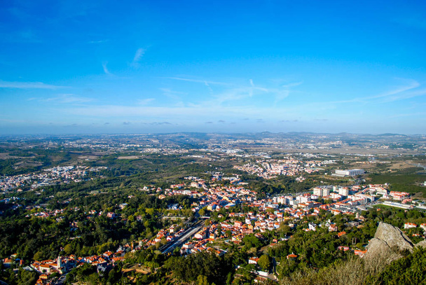 Piękny widok na małe miasteczko z zamku na górze - Zdjęcie, obraz