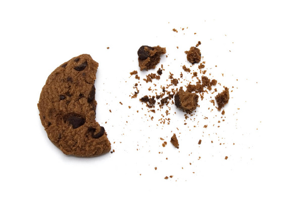 Μπισκότα με κομματάκια σοκολάτας και ψίχουλα σε λευκό φόντο. - Φωτογραφία, εικόνα